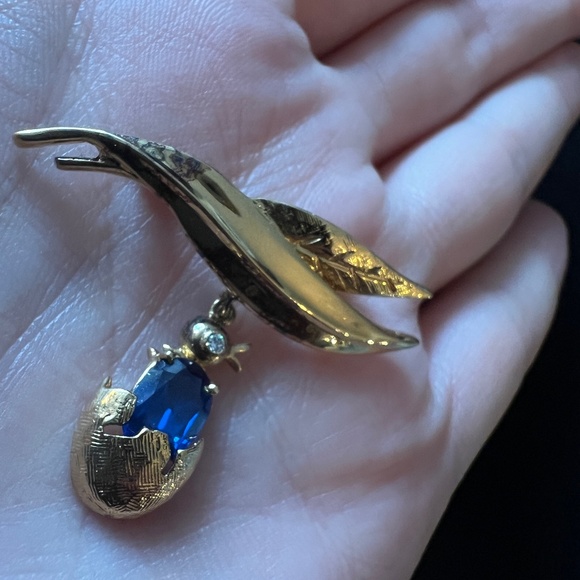 Vintage Gold tone Bird Brooch with dangling hatching egg - Picture 3 of 6